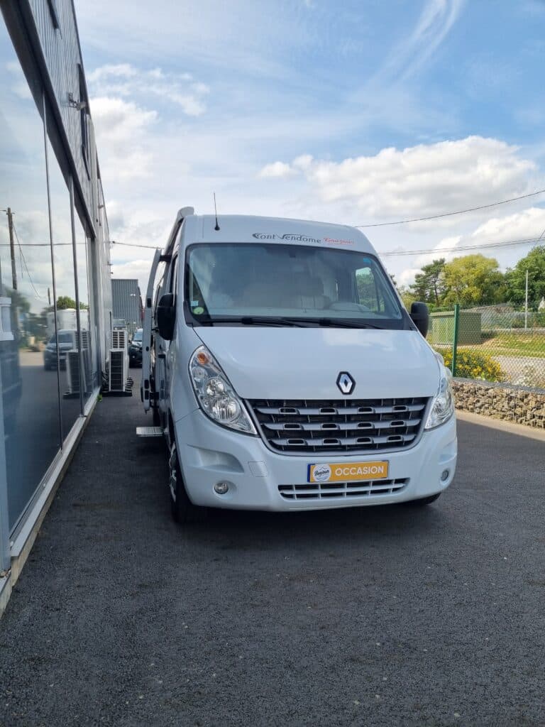 Camping-car Renault blanc en vente, extérieur garage.