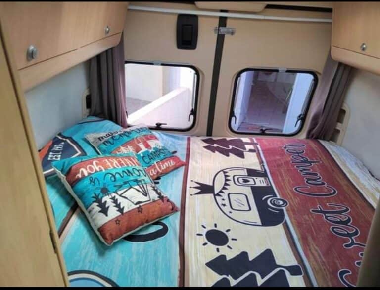 Lit confortable dans un van aménagé.