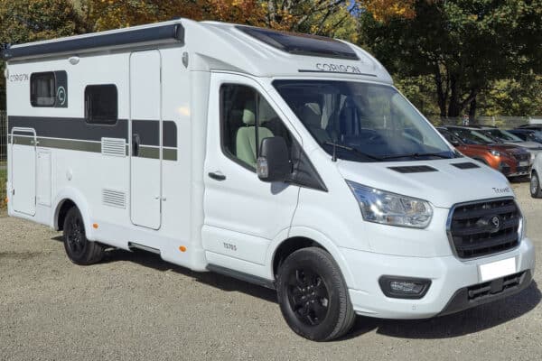 Camping-car moderne blanc en stationnement