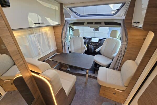 Intérieur moderne d'un camping-car spacieux.