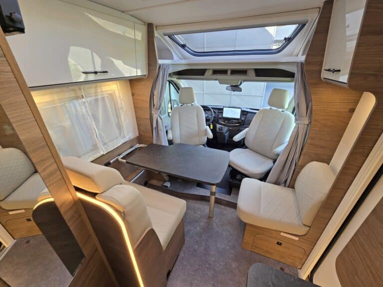 Intérieur moderne d'un camping-car spacieux.