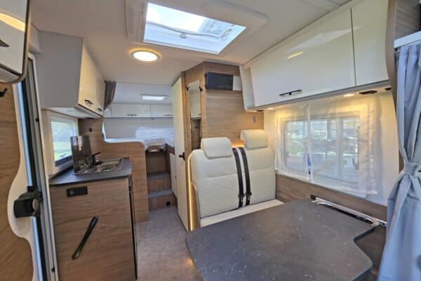 Intérieur moderne et spacieux de camping-car.