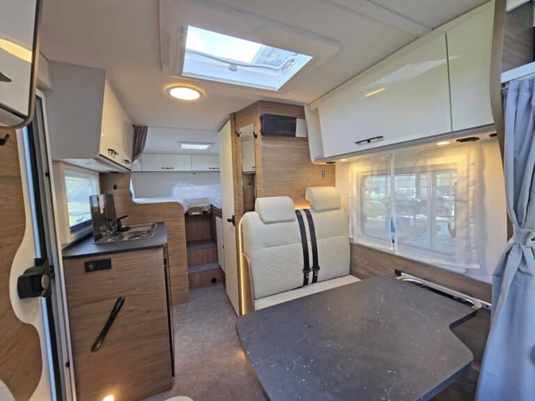Intérieur moderne et spacieux de camping-car.