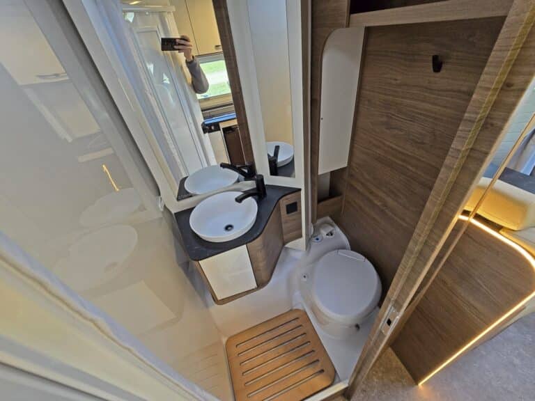 Salle de bain compacte de camping-car moderne.