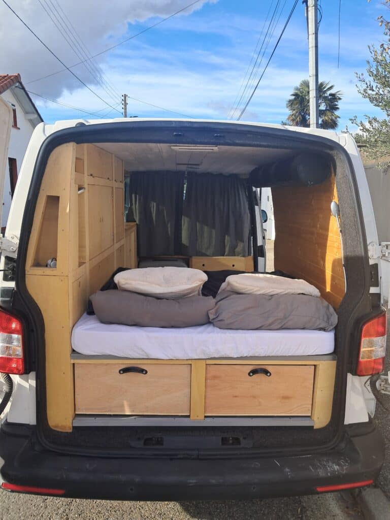 Aménagement intérieur d'un fourgon pour camper
