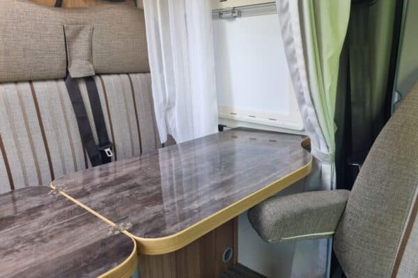 Table et sièges dans un camping-car confortable.