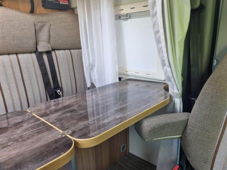 Table et sièges dans un camping-car confortable.