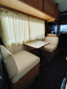 Interno camper con sedute e tavolo