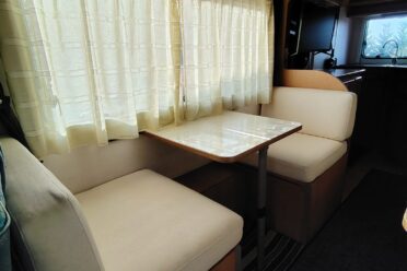 Interno camper con sedute e tavolo