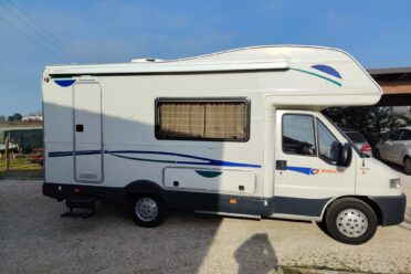 Camper parcheggiato in un'area aperta