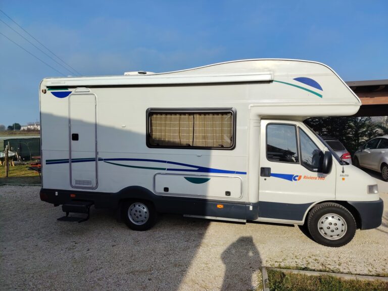 Camper parcheggiato in un'area aperta
