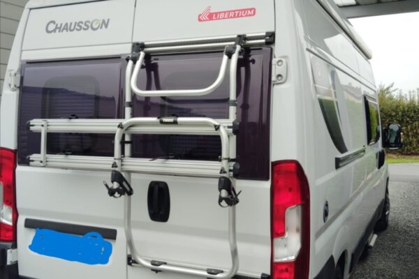 Wohnmobil Chausson unter einem Unterstand geparkt.