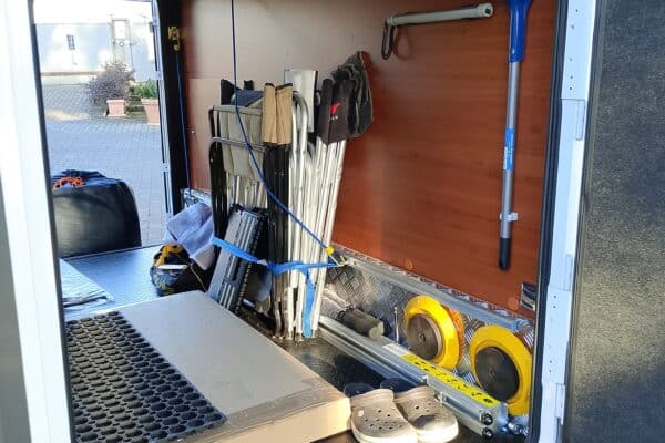 Attrezzatura e scarpe nel vano di un camper.