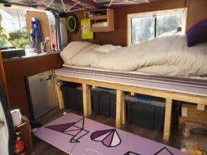 Aménagement intérieur d'un van pour le camping.