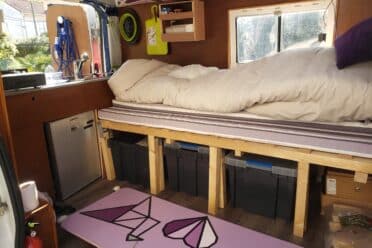 Aménagement intérieur d'un van pour le camping.