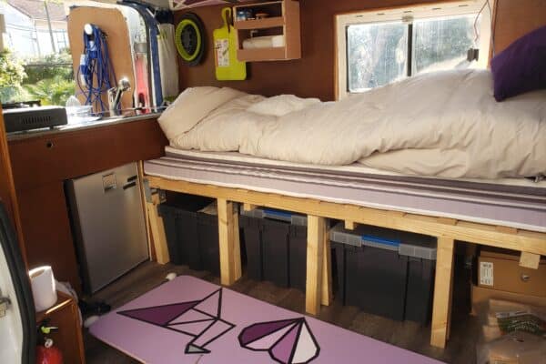 Aménagement intérieur d'un van pour le camping.