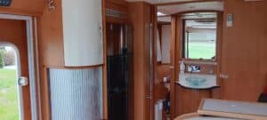 Intérieur d'une caravane moderne et spacieuse.