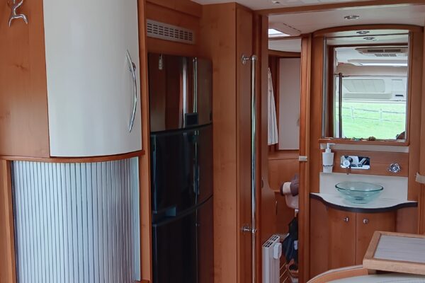 Intérieur d'une caravane moderne et spacieuse.