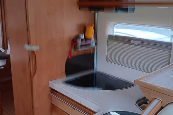 Intérieur d'une cuisine de camping-car moderne