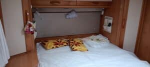 Lit confortable dans une chambre en bois.
