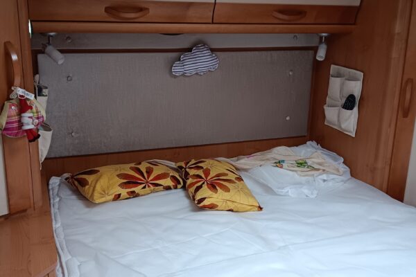 Lit confortable dans une chambre en bois.