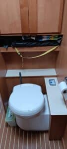 Toilettes de bateau avec rangement en bois.