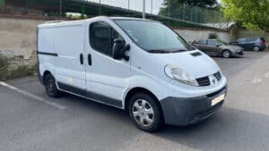 Fourgonnette blanche stationnée sur le parking