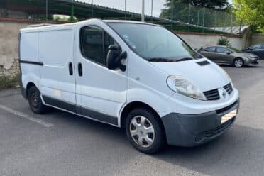 Fourgonnette blanche stationnée sur le parking