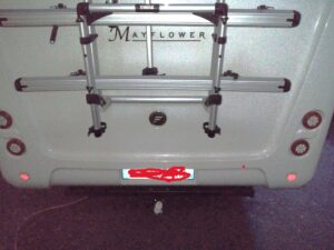 Support vélo sur la porte arrière d'un camping-car.