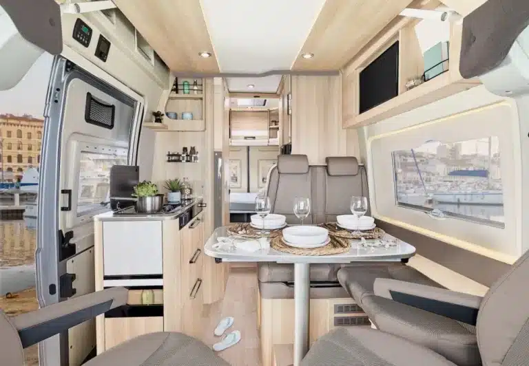 Intérieur de camping-car moderne et aménagé.