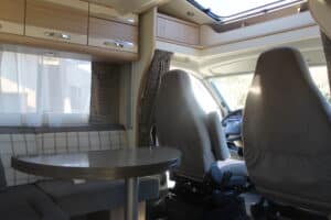 Intérieur d'un camping-car moderne et lumineux.