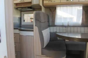 Intérieur moderne d'une caravane avec coin repas.