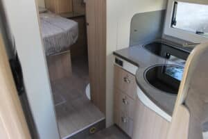 Intérieur moderne d'un camping-car spacieux