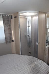 Salle de bain moderne dans un camping-car.