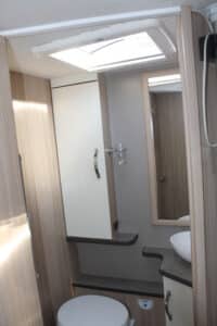 Intérieur de salle de bain moderne en bois clair.