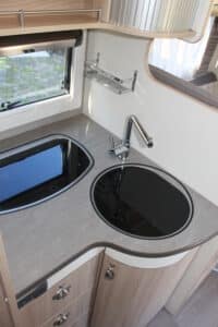 Cuisine moderne avec évier et plaque de cuisson