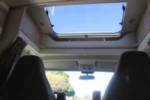 Intérieur d'un camping-car avec toit-ouvrant.