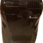 Chauffage portable noir, grille d'aération visible.