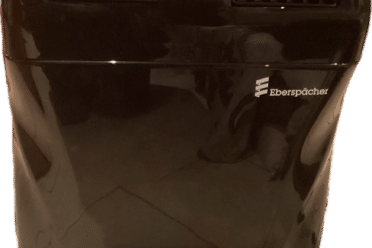 Chauffage portable noir, grille d'aération visible.