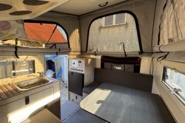 Intérieur d'une caravane avec kitchenette moderne.