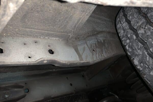 Châssis de voiture avec pneus.