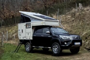 Camion avec cellule camping-car en nature