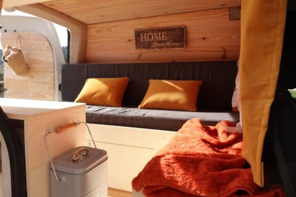 Interni Van camperizzato con divano e decorazioni