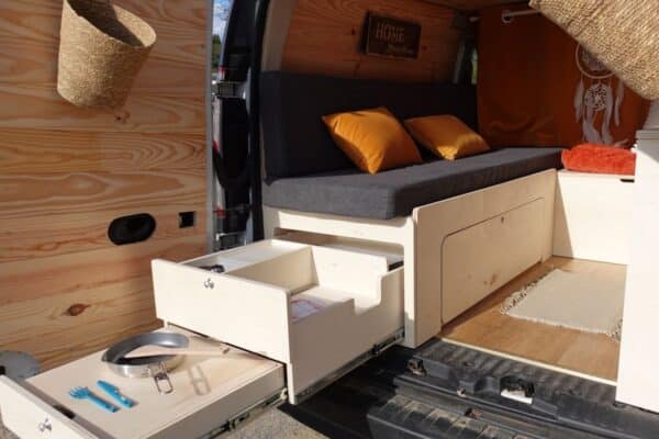 Interno dotato di furgone con cassetti.