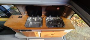 Cuisine camping-car avec évier et plaque cuisson.
