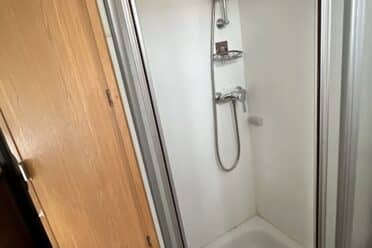 Moderne Duschkabine mit Glastür.