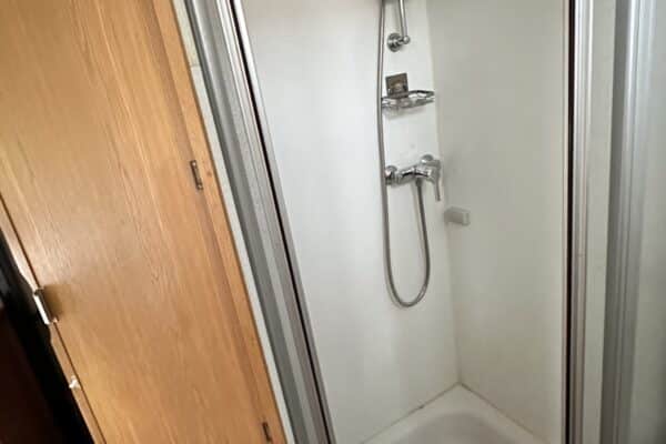 Moderne Duschkabine mit Glastür.