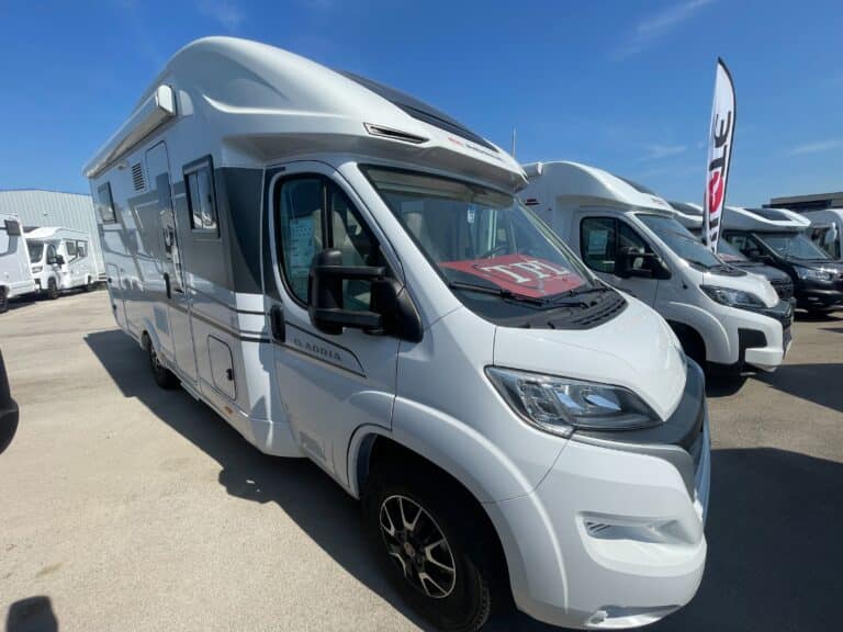 Camping-car profilé Adria MATRIX 670 DC Fiat