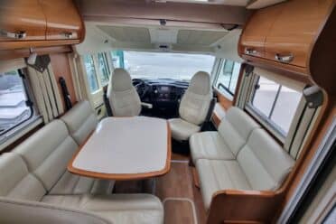 Interni spaziosi del camper con zona pranzo