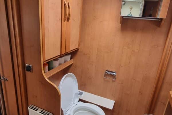 Petite salle de bain en bois de camping-car
